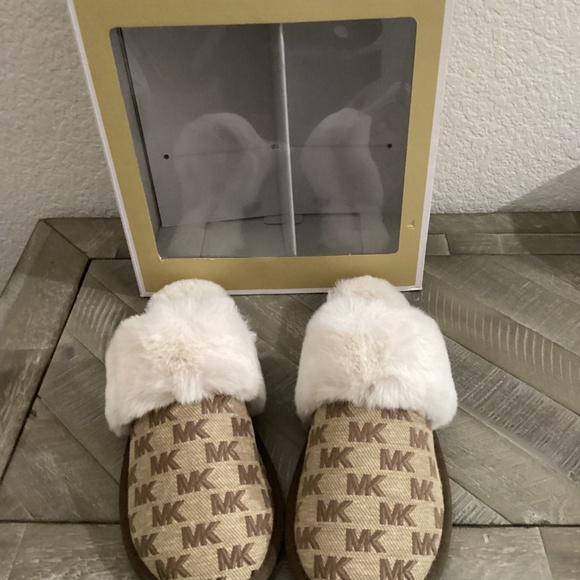 MICHAEL MICHAEL KORS Women's Tula Scuff Slip-On Cozy Slippers, size 10 - Picture 4 of 7